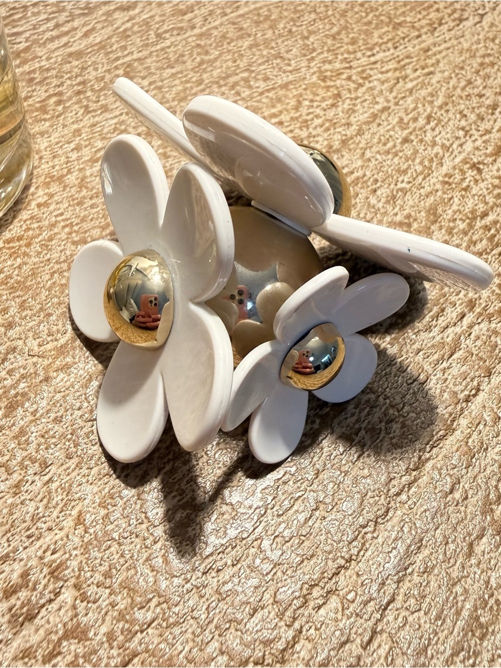 Marc Jacobs Daisy Perfume Bottle in White and Gold - Picture 3 of 3